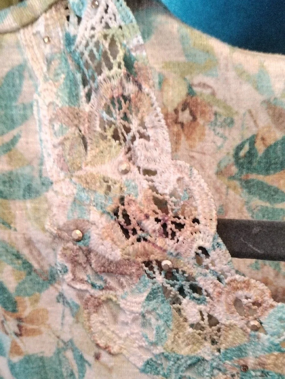 Alfred Dunner Cream Floral Lace-Trim Top with Teal & Tan Leaves